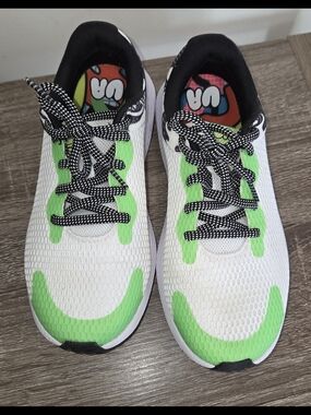 UNDER ARMOUR Boys Size 4.5Y WHITE/Green/Black Sneakers 3024746-100 Running Shoes